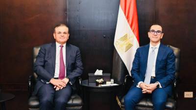 وزير الاستثمار والتجارة الخارجية يلتقي وفد بنك 