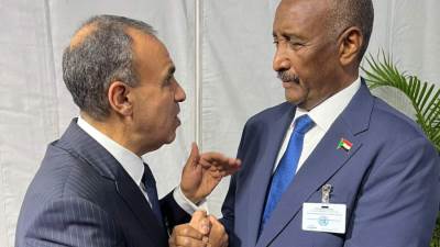 وزير الخارجية والهجرة يلتقي مع رئيس المجلس السيادي السوداني
