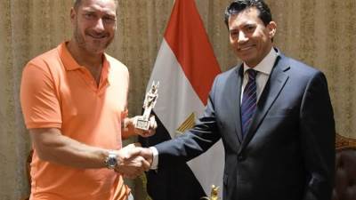 وزير الرياضة يستقبل النجم الإيطالي فرانشيسكو توتي بالعاصمة الإدارية الجديدة