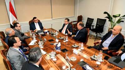 وزير الإسكان يتابع مع مسئولى بنك التعمير والإسكان وشركاته معدلات تسويق بعض مشروعات هيئة المجتمعات العمرانية