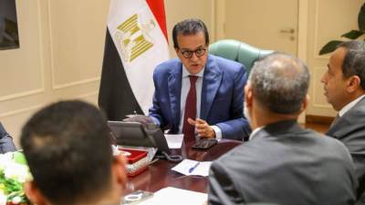 وزير الصحة يبحث التعاون مع شركة روش مصر في مجال توطين وصناعة الأدوية