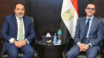 وزير الاستثمار يبحث مع وفد بنك أبوظبي الأول سبل الاستفادة من خدماته في الترويج لفرص الاستثمار