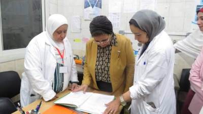 نائب وزير الصحة تتفقد وحدة أسرة سيدي بشر وتشيد بجهود الفريق الطبي في تقديم المشورة