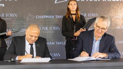 «هوم تاون للتطوير» توقع اتفاقية تعاون استراتيجي مع «تشابمان تايلور العالمية»