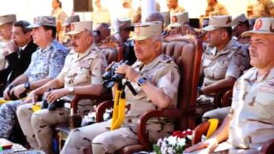 وزير الدفاع يشهد المرحلة الرئيسية للمشروع التكتيكي بالجيش الثالث الميداني باستخدام الذخيرة الحية