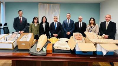 وزير الخارجية والهجرة وشئون المصريين بالخارج يتفقد القطع الأثرية المصرية المستردة في القنصلية العامة في نيويورك