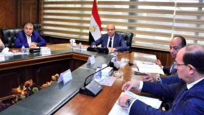 وزير الطيران يلتقي بعدد من مسئولى شركات البالون الطائر لمناقشة أوجه دعم نشاط البالون