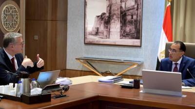 رئيس الوزراء يتابع مع وزير البترول سداد مستحقات الشركاء الأجانب