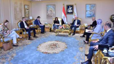 وزير الطيران المدني يستقبل سفيرة الولايات المتحدة الأمريكية لبحث أطر التعاون الثنائي بين البلدين في مجال الطيران المدني 