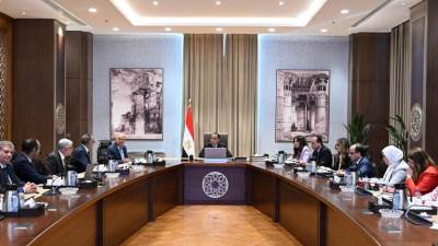رئيس الوزراء يلتقي مسئولي الشركة المصرية العالمية للسيارات لمتابعة توطين صناعة السيارات في مصر