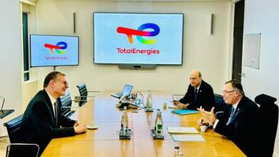 وزير البترول يعقد جلسة مباحثات مع الرئيس التنفيذي لشركة «توتال إينرجيز» العالمية