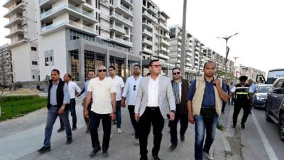 وزير الإسكان يتفقد أعمال تشطيب وحدات الأبراج الشاطئية.. ووحدات كمبوند "مزارين" بالعلمين الجديدة