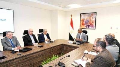 نائب وزير الإسكان يتابع مع مسئولي الوزارة موقف الخطة الاستراتيجية لتحلية مياه البحر