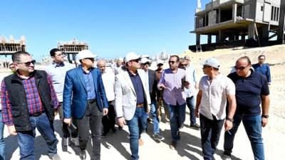 وزير الإسكان يتابع سير العمل بمشروع "مارينا 8 على البحيرة" جنوب مركز مارينا العلمين السياحي