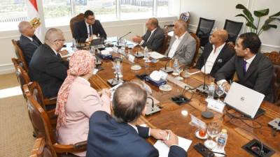 وزير الإسكان يتابع موقف تشغيل منظومة النقل الداخلى والخارجى بالمدن الجديدة