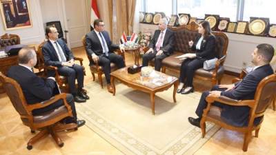 وزير الإسكان يستقبل السفير العراقى بالقاهرة لبحث تعزيز سبل التعاون المشترك ونقل التجربة العمرانية المصرية 
