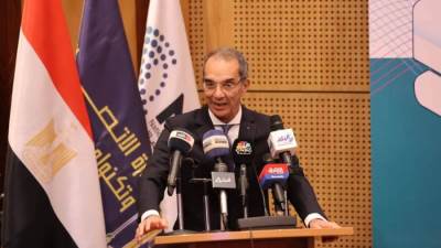 وزير الاتصالات يشهد توقيع الدفعة الثانية من تراخيص  شركات المحمول العاملة