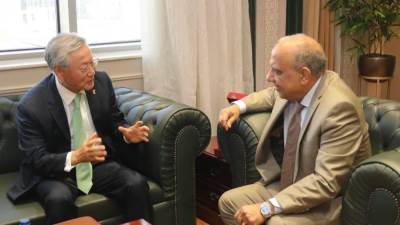 محمود عصمت: الاستفادة من الخبرات الكورية في مجالات الطاقة المتجددة وتدريب الكوادر البشرية