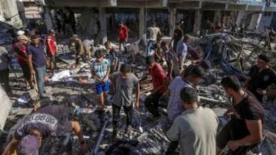 طيران الاحتلال يستهدف مدرسة صلاح الدين وسط مدينة غزة