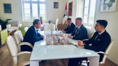 سفير مصر في بلجراد يلتقي وزير الاعلام والاتصالات الصربي