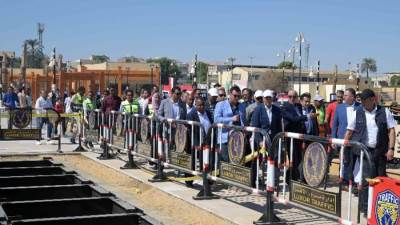 رئيس الوزراء يتابع أعمال تطوير كورنيش البر الغربى والممشى الزجاجى فى الأقصر