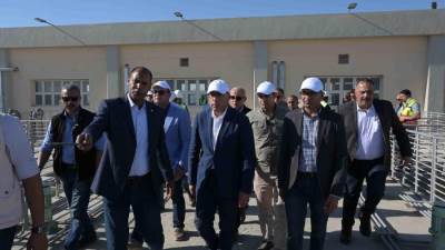رئيس الوزراء يتفقد محطة مياه الشرب الجديدة بقرية الهنادي شرق إسنا