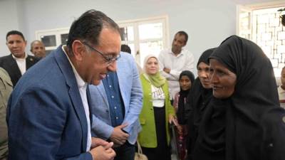 رئيس الوزراء يتفقد مجمع الخدمات الحكومية بقرية الشغب بإسنا