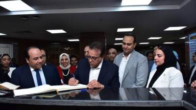 وزير الصحة يستطلع آراء المواطنين عن مستوى خدمات التأمين الصحي الشامل بمحافظة الاقصر