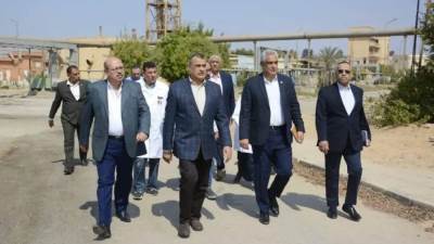 وزير الدولة للإنتاج الحربي يقوم بجولة تفقدية مفاجئة لشركة "أبو زعبل للكيماويات المتخصصة"