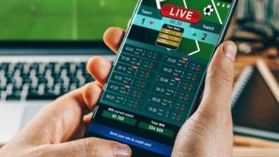 الرقابة الإدارية تضبط تشكيلًا عصابيًا تخصص في إنشاء شبكات مالية لتيسير المراهنات عبر الإنترنت