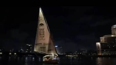 شعار مهرجان الموسيقى العربية أعرق مهرجانات الموسيقى عالميا يزين المراكب الشراعية