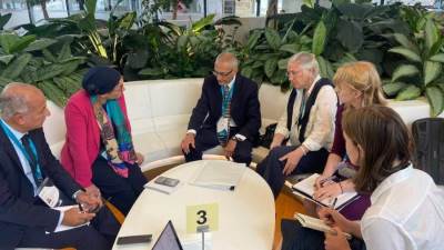 البيئة تعقد عددا مع اللقاءات الثنائية مع ممثلي دول الصين وسنغافورة والولايات المتحدة الأمريكية 