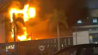 الدفع بـ 10 سيارات إطفاء للسيطرة على حريق مول التجمع الخامس