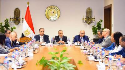 وزير الخارجية يعقد اجتماعاً موسعاً مع قطاعي الهجرة والقنصلي