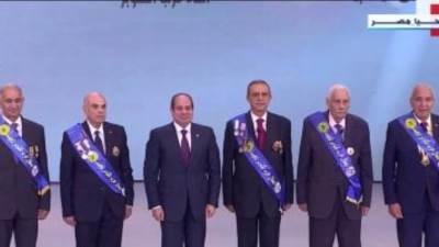 الرئيس السيسى يتوسط صورة تذكارية مع أبطال حرب أكتوبر بالندوة التثقيفية