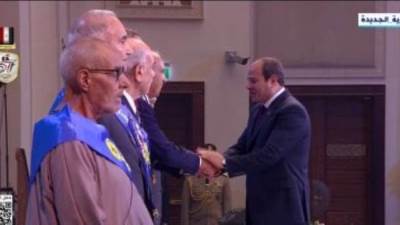 الرئيس السيسي لـ"أبطال حرب أكتوبر": شكرا على معركة الشرف والكرامة