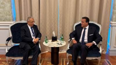 وزير الصحة يلتقي نظيره التونسي ويبحث تعزيز التعاون في المجال الصحي