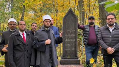 وزير الأوقاف يزور ضريح العالم المصري الأزهري الشيخ محمد عياد الطنطاوي في سانت بطرسبرج بروسيا