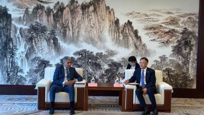 وزير السياحة يستهل زيارته الحالية لجمهورية الصين الشعبية بلقاء نائب رئيس الشركة الصينية العامة للهندسة المعمارية 