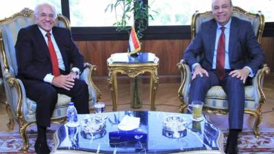 وزير الطيران المدني يلتقي رئيس مجموعة كوبيلوزوس اليونانية لاستعراض ملفات تطوير المطارات المصرية