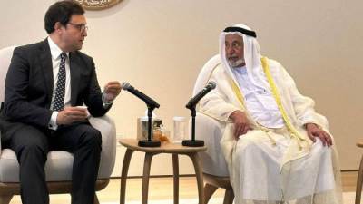 وزير الثقافة يُسلم الشيخ سلطان بن محمد القاسمي حاكم الشارقة "جائزة النيل للمبدعين العرب"