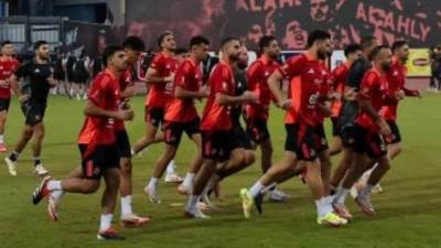 الأهلي يغادر القاهرة فى طريقه للإمارات للمشاركة فى السوبر المصرى