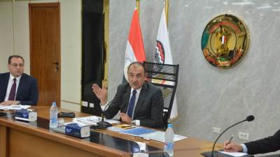 وزير قطاع الأعمال يستعرض مع رؤساء شركات الغزل والنسيج التابعة آخر مستجدات المشروع