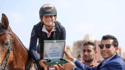 وزير الرياضة يسلّم جوائز المراكز الأولى للفائزين في بطولة وادي الفروسية الدولية لقفز الموانع