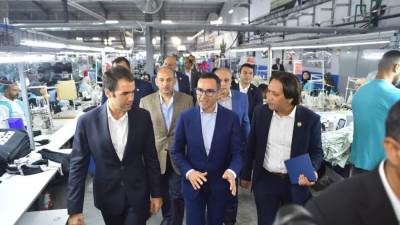 وزير الاستثمار والتجارة الخارجية يتفقد عدد من المصانع بالمنطقة الصناعية الحرة بمحافظة الإسماعيلية