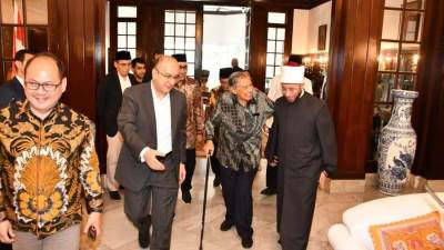 وزير الأوقاف يصل إلى إندونيسيا نائبا عن الرئيس  السيسي في حفل تنصيب الرئيس الإندونيسي الجديد