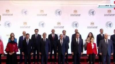 الرئيس السيسي يتوسط صورة تذكارية مع المشاركين فى المؤتمر العالمى للسكان