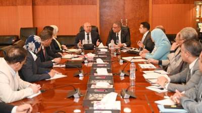 وزير الصناعة يبحث مع محافظ الفيوم تحديات المناطق الصناعية بالمحافظة وسبل حلها