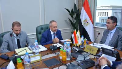 وزير التموين يعقد اجتماعاً مع بعثة البنك الدولي للتعاون في مجالات الحماية الاجتماعية