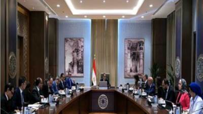 رئيس الوزراء يستكمل مناقشات مشروع القانون المقترح لمناطق المال والأعمال